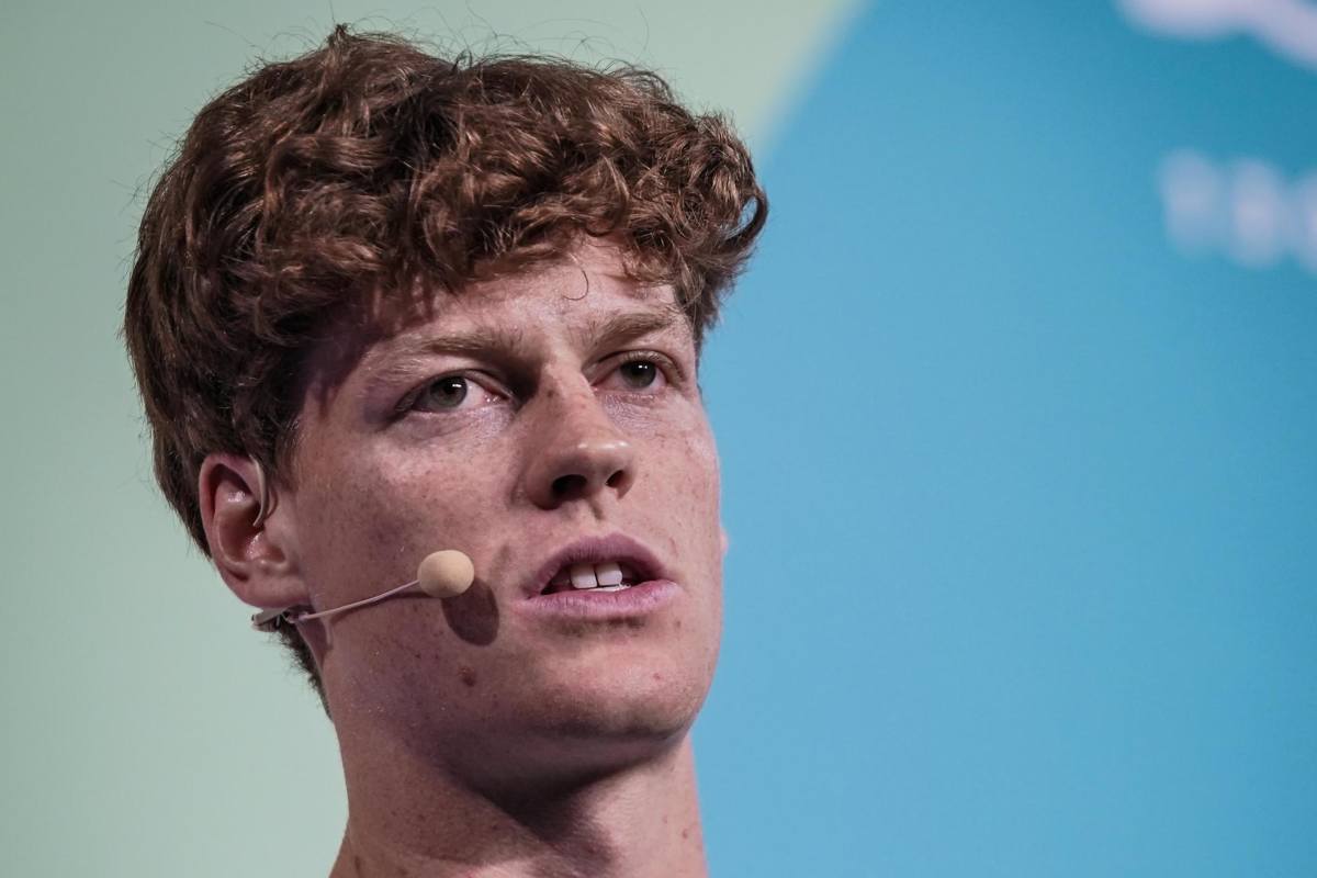 Primo piano di Jannik Sinner perplesso