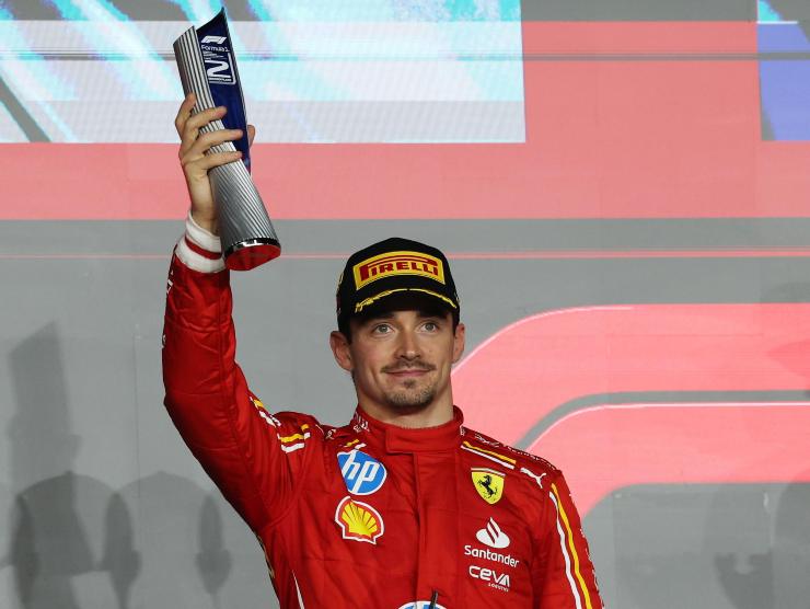 Charles Leclerc festeggia sul podio con un trofeo