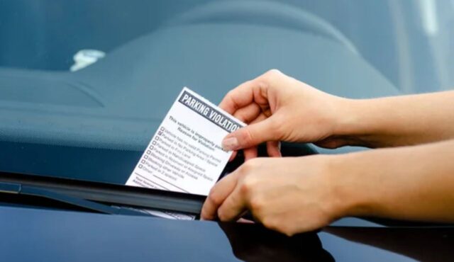 L'auto viene multata (Depositphotos)