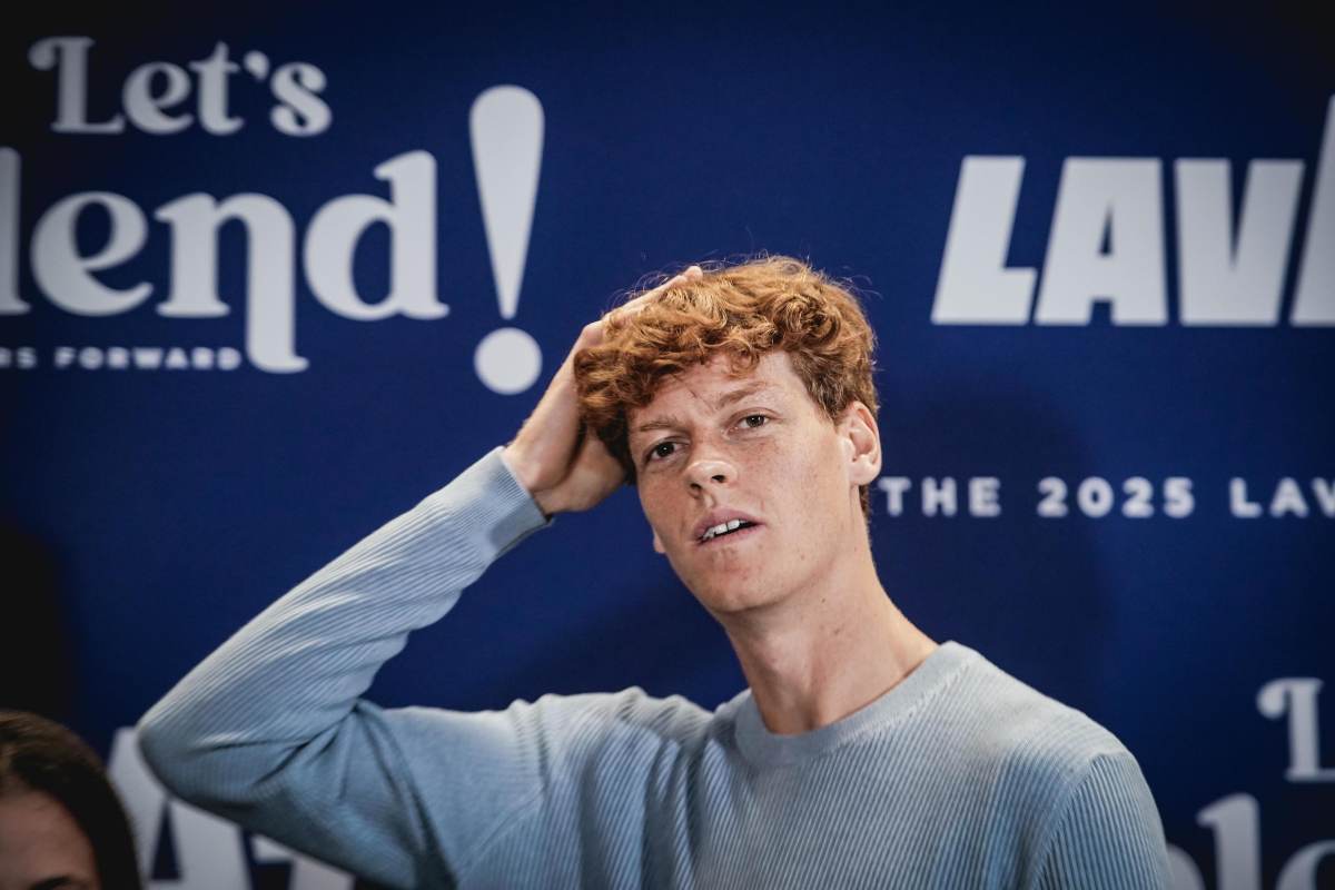 Sinner con una mano sulla testa durante un evento