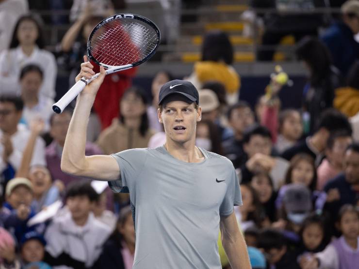 Sinner saluta il pubblico con la racchetta a Pechino