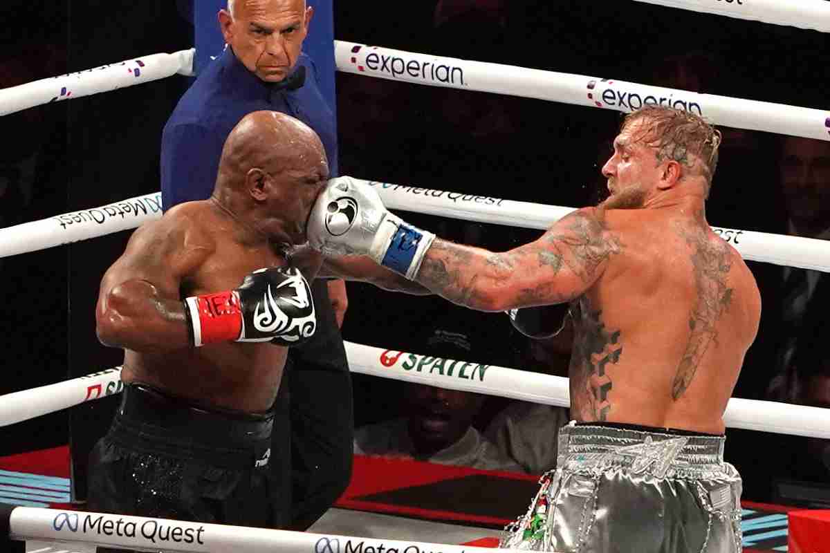 Mike Tyson sul ring con Jake Paul 