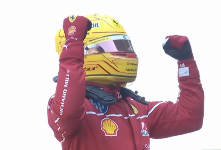 Lewis hamilton esulta dopo la vittoria in Cina