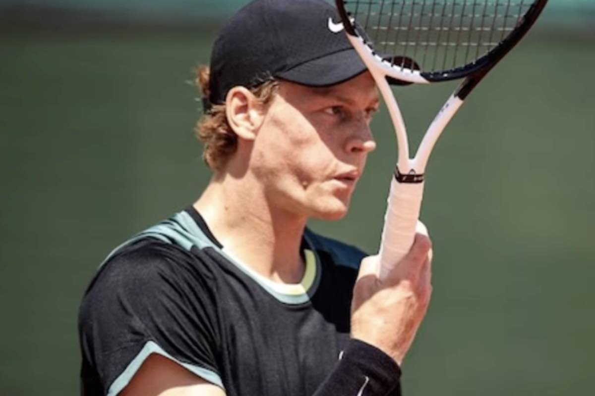 Sinner in campo con la maglia nera