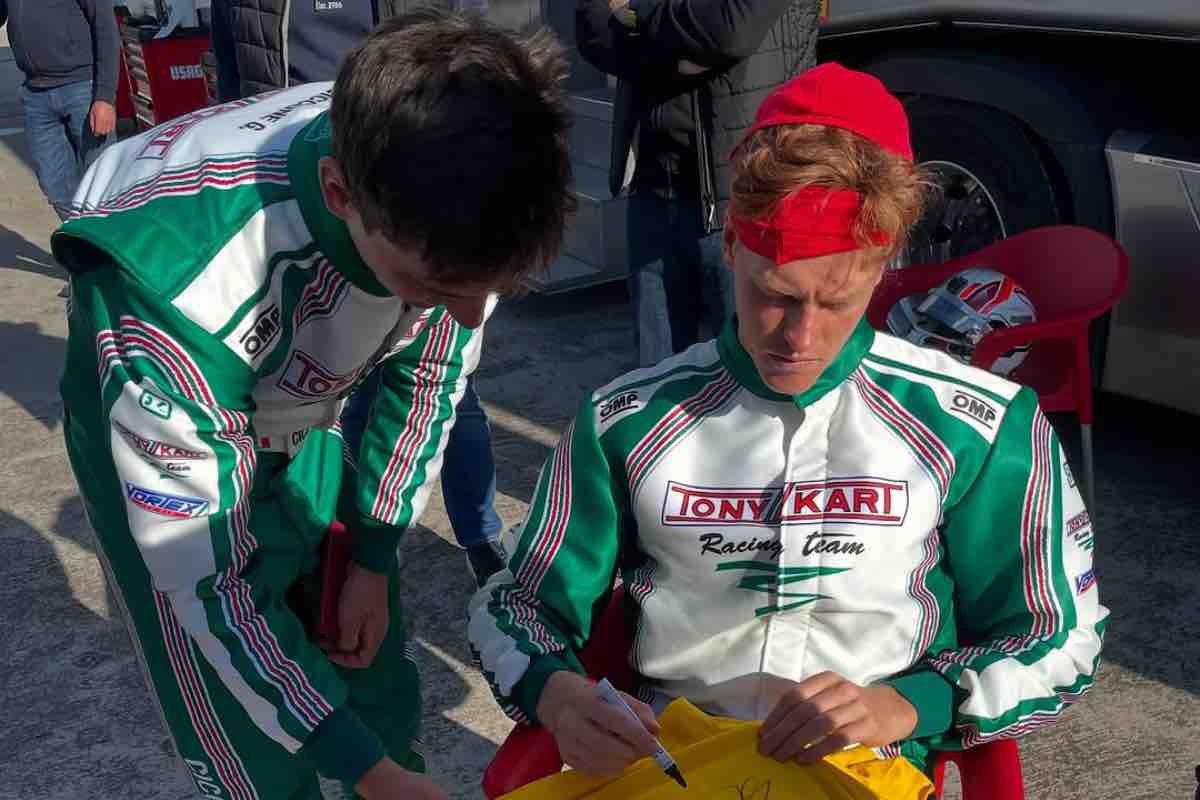 Sinner firma una maglietta