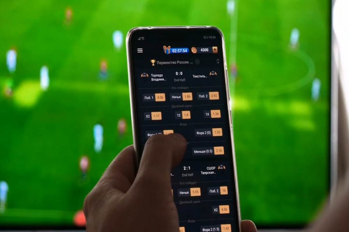 Una persona mentre scommette su un evento sportivo