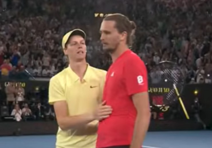 Sinner consola Zverev dopo averlo sconfitto in finale agli Australian Open