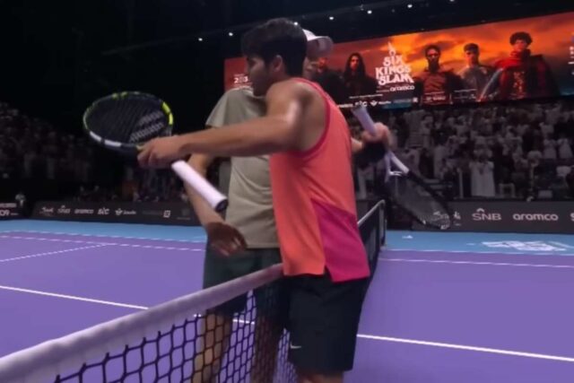 Carlos Alcaraz abbraccia Jannik Sinner dopo un match