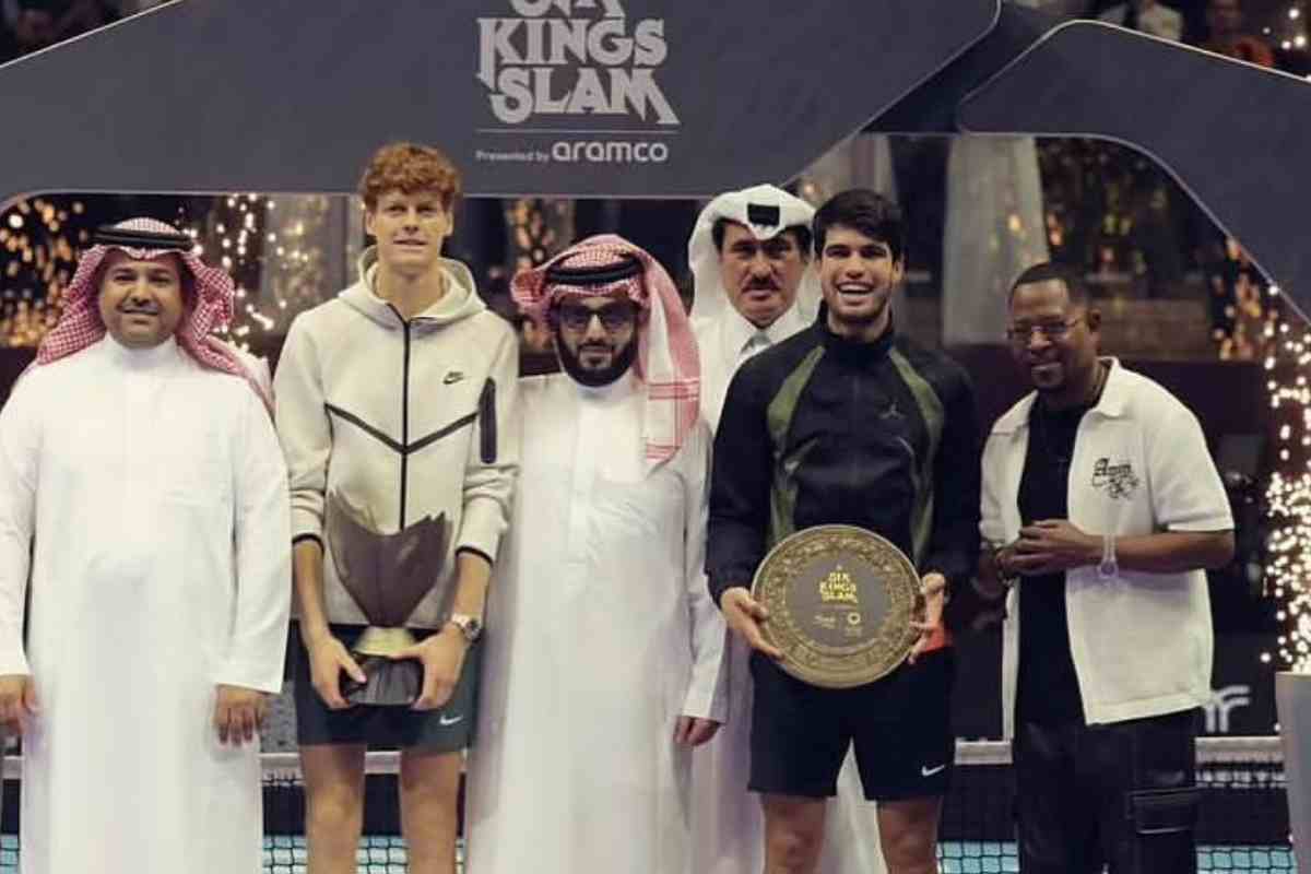 Carlos Alcaraz e Jannik Sinner premiati dopo la finale nel Six Kings Slam