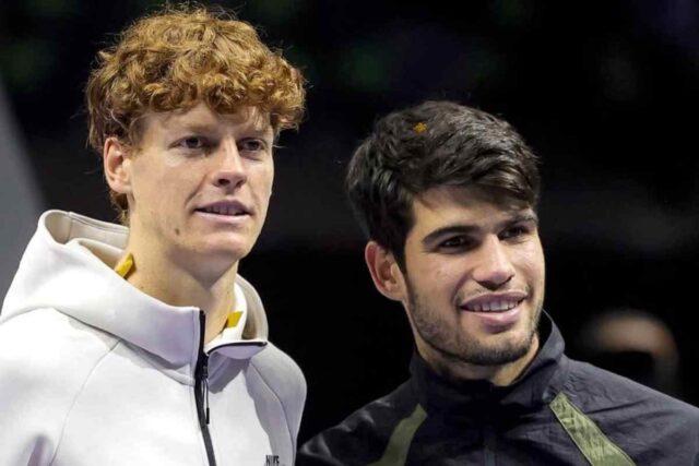Carlos Alcaraz e Jannik Sinner in posa dopo il Six Kings Slam