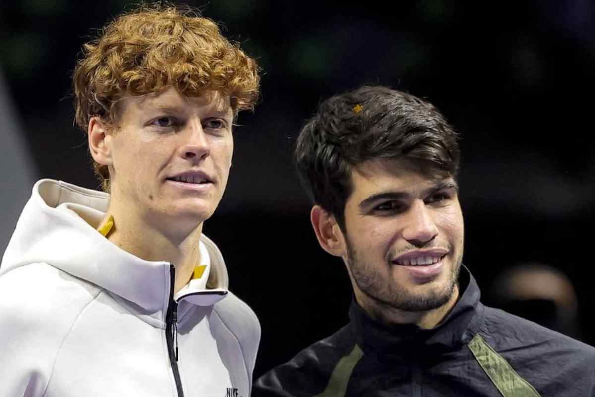 Carlos Alcaraz e Jannik Sinner in posa dopo il Six Kings Slam