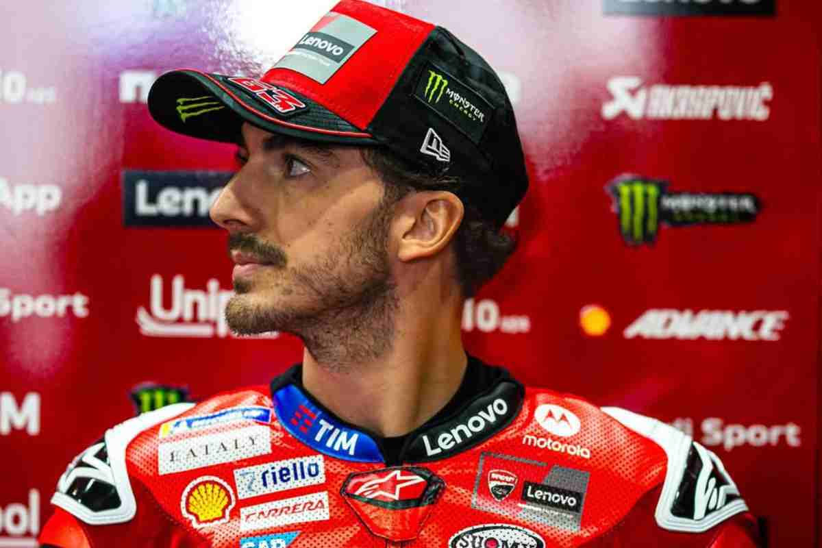 Pecco Bagnaia seduto nel box Ducati