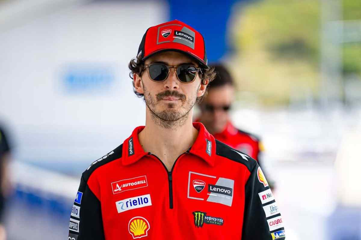 Pecco Bagnaia cammina prima di un GP