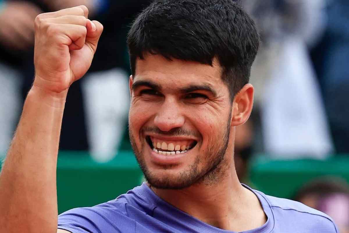 Carlos Alcaraz esulta dopo una vittoria