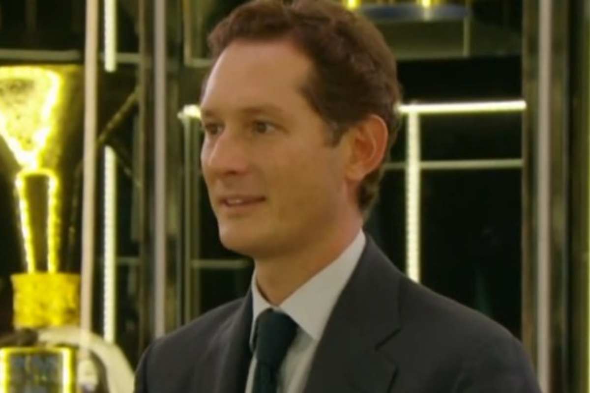 John Elkann durante una presentazione