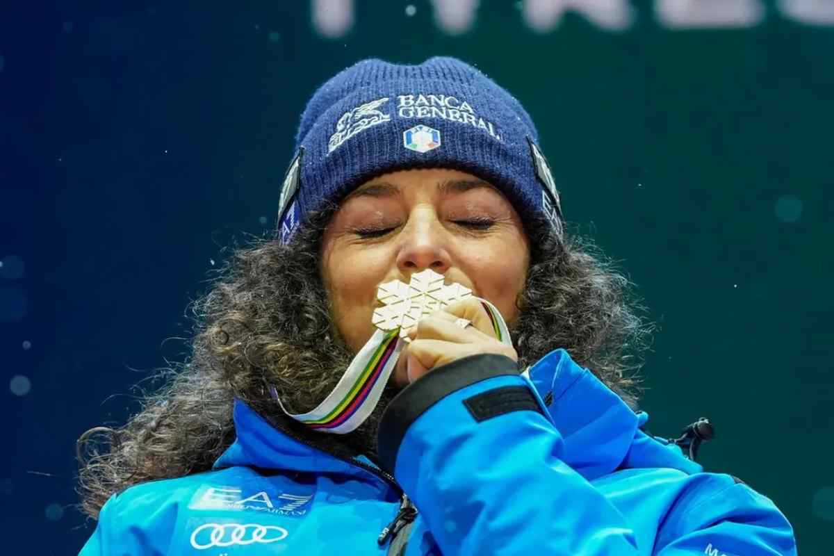 Federica Brignone bacia la medaglia dopo la vittoria 