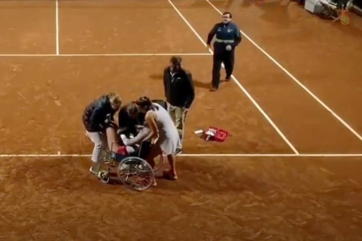 Francesca Jones accasciata a terra