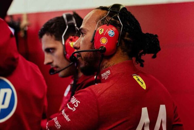 Lewis Hamilton al box Ferrari