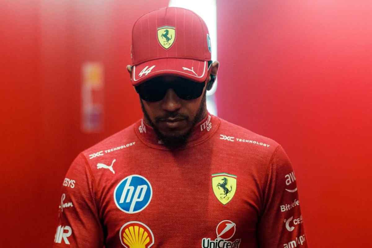 Lewis Hamilton cammina nel box Ferrari a testa bassa