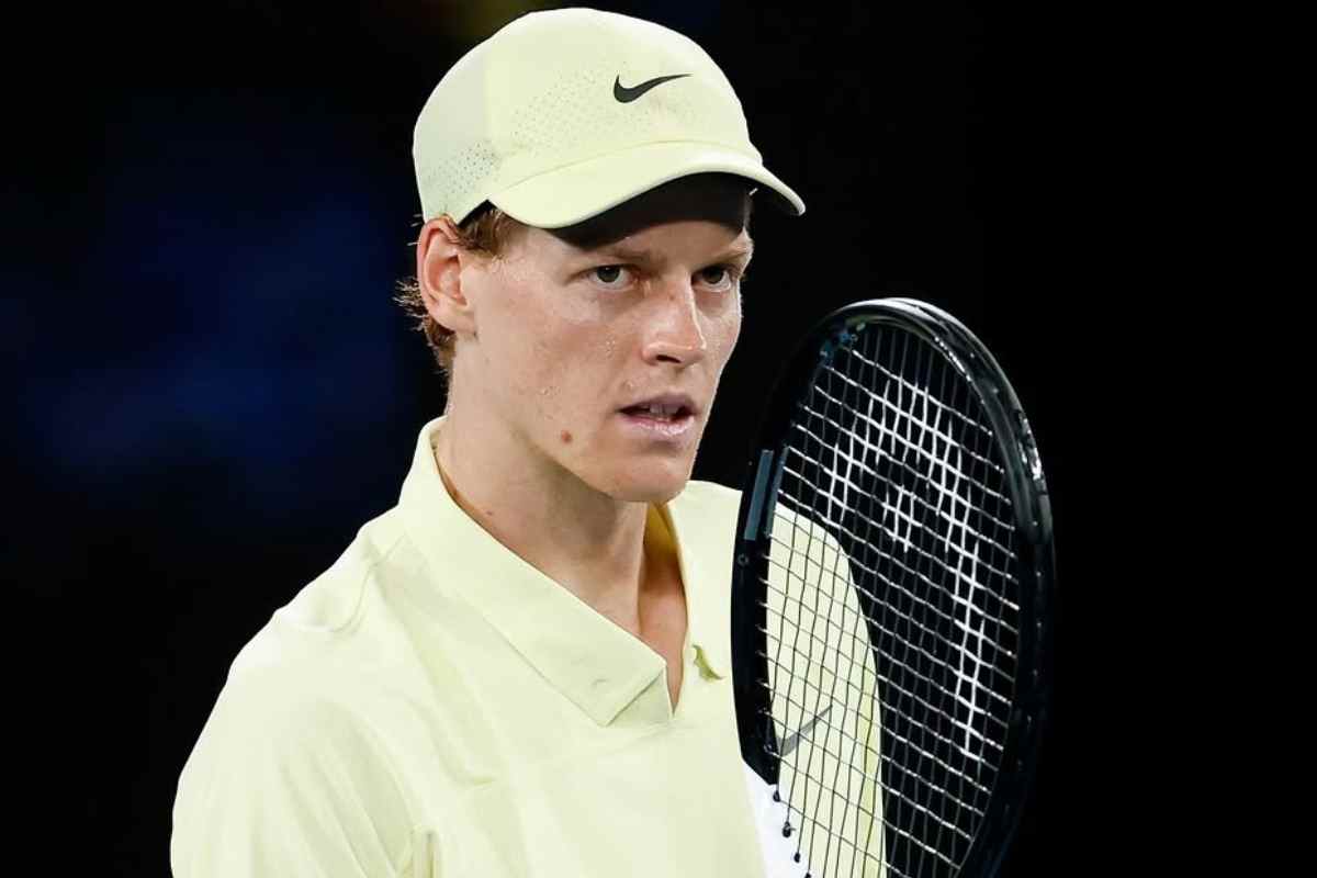 Jannik Sinner durante un match 