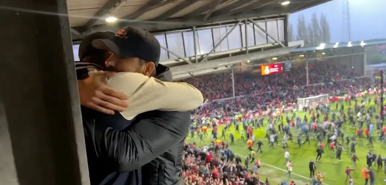 L'abbraccio tra Ryan Reynolds e Rob McElhenney dopo la promozione in Championship