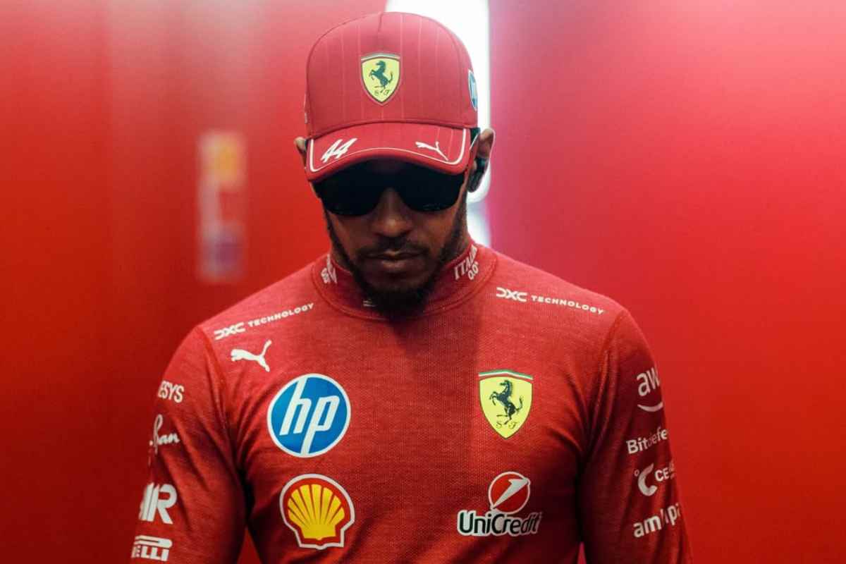 Lewis Hamilton cammina a testa bassa