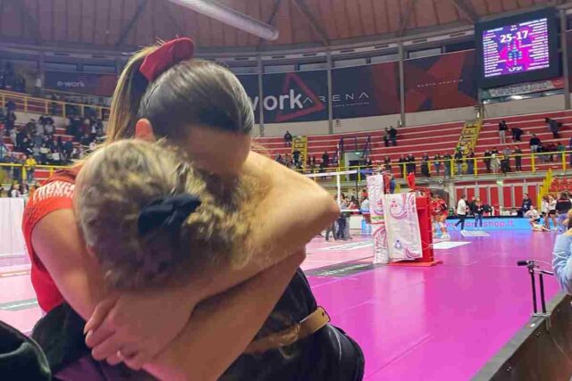 Giuditta Lualdi abbraccia una compagna di squadra