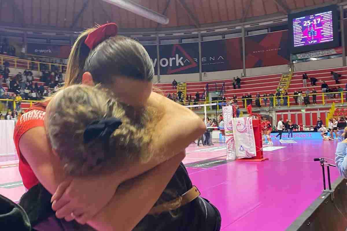 Giuditta Lualdi abbraccia una compagna di squadra