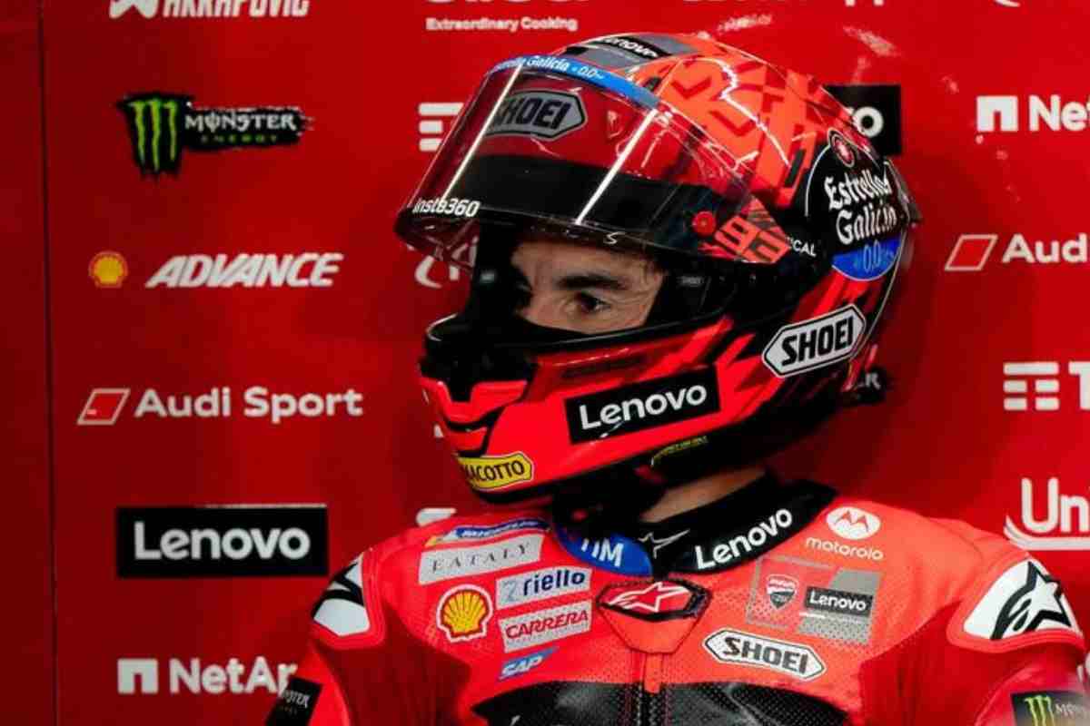 Marc Marquez con indosso il proprio casco nel box Ducati
