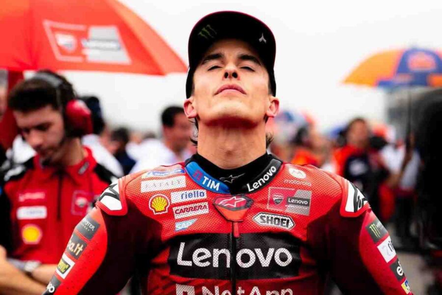 Marc Marquez con gli occhi chiusi prima di un GP