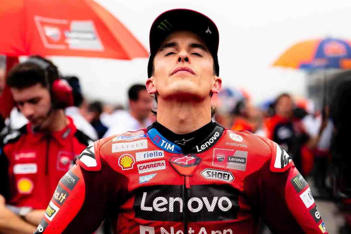 Marc Marquez con gli occhi chiusi prima di un GP