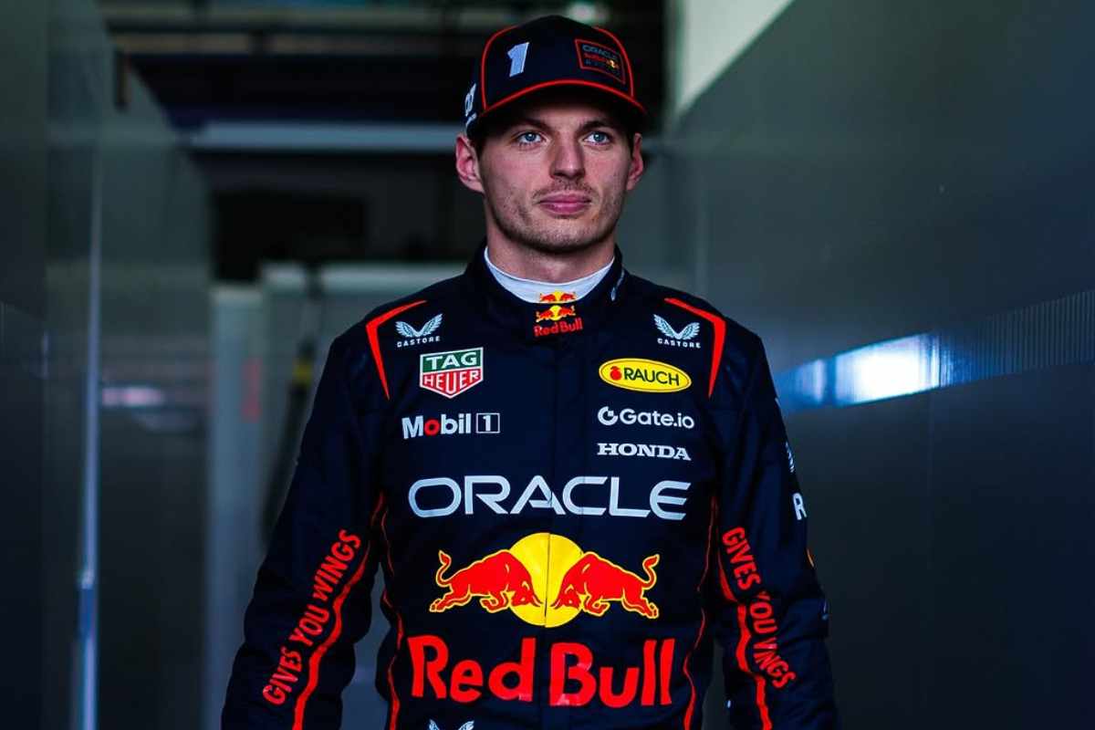 Max Verstappen cammina con indosso la tuta Red Bull 