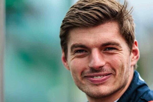 Max Verstappen sorride