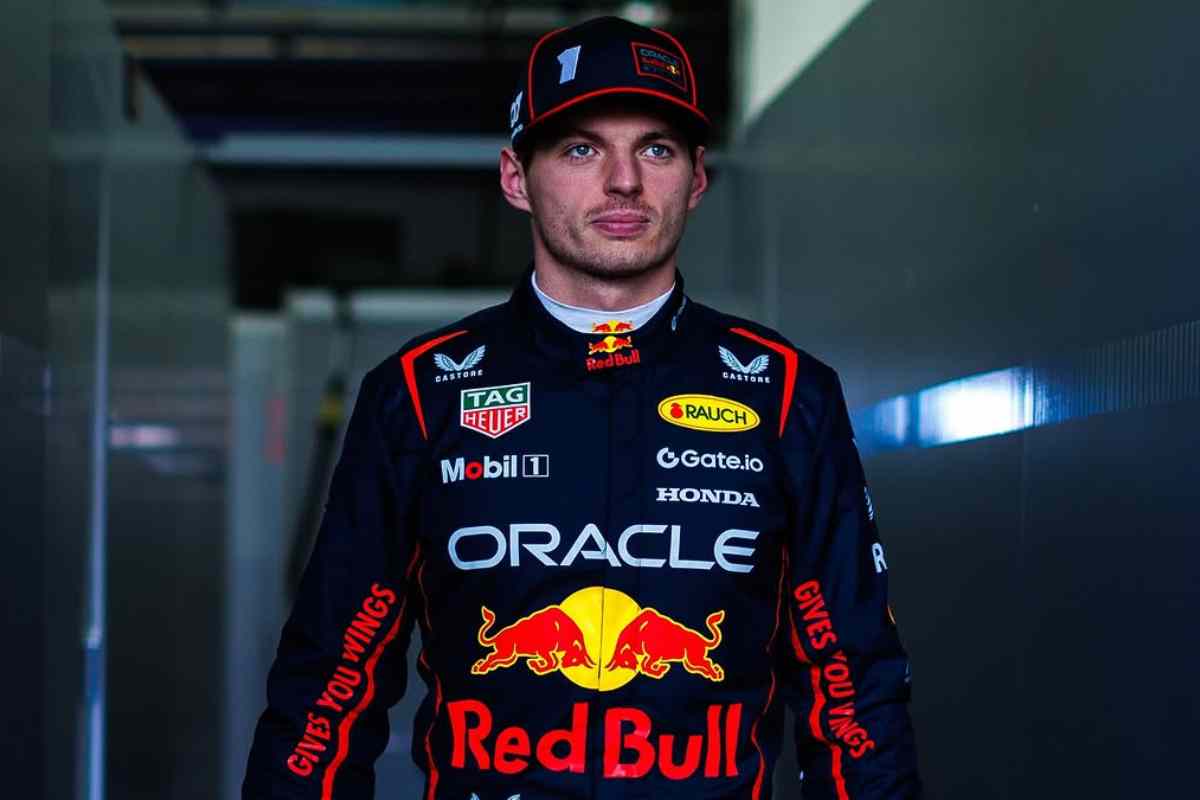 Verstappen cammina con indosso la tuta Red Bull
