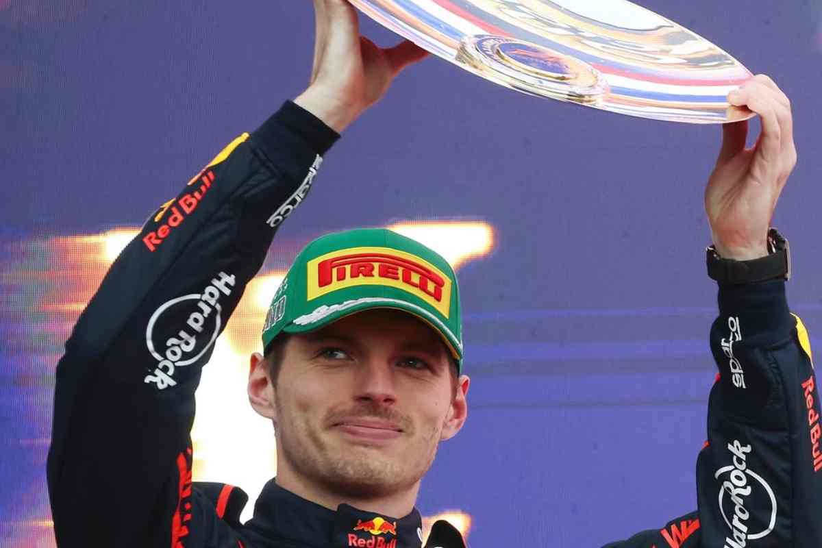 Max Verstappen alza un trofeo 