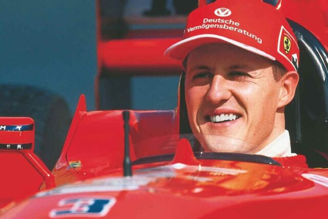 Michael Schumacher sorride al volante della Ferrari