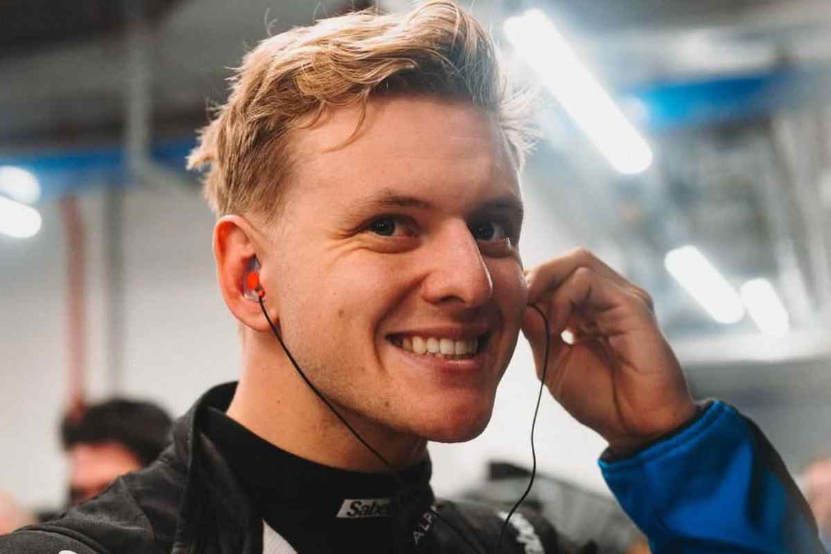 Mick Schumacher sorride ai box della Alpine nel Mondiale Endurance 