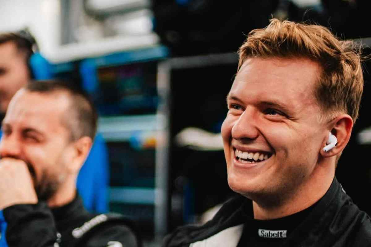 Mick Schumacher sorride al box Alpine 