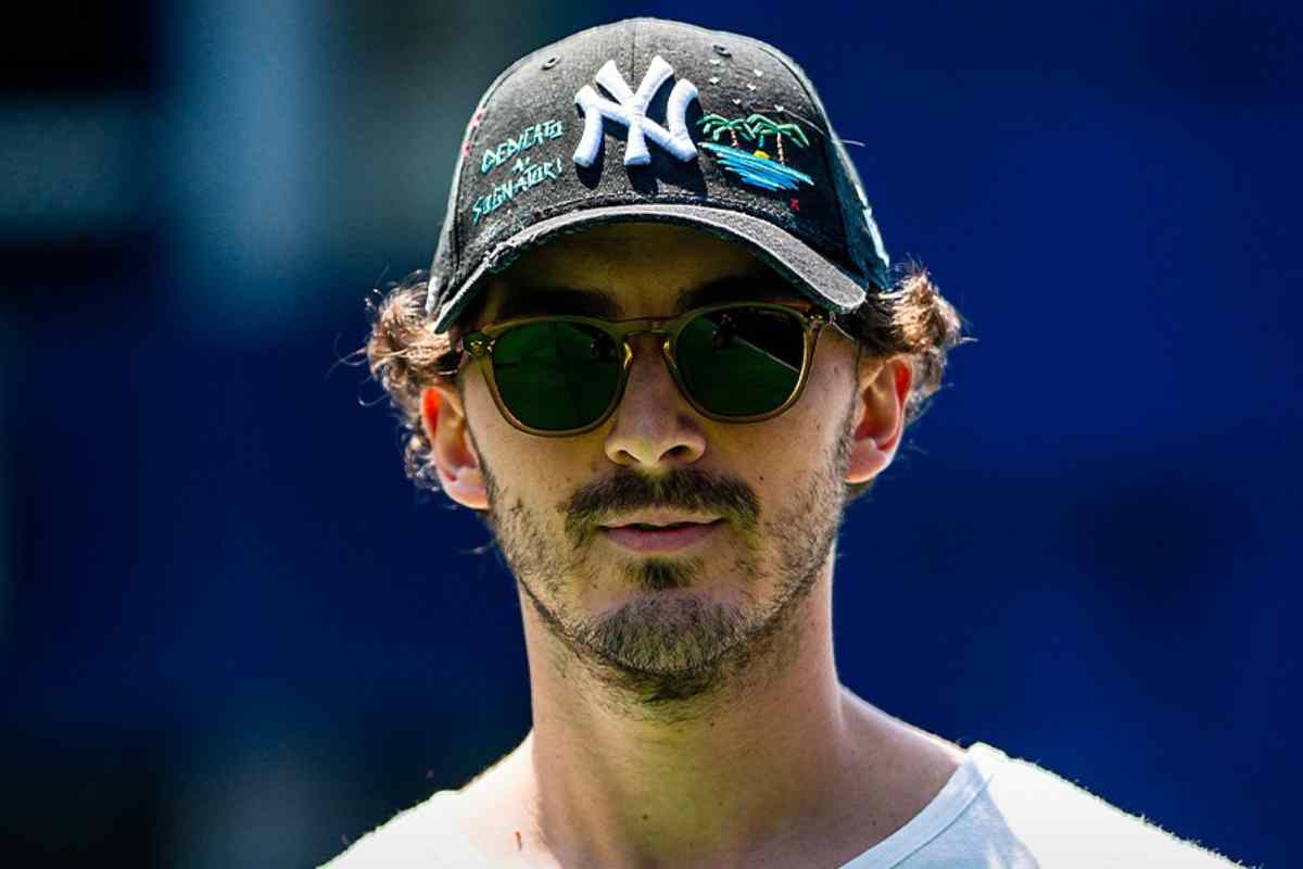 Pecco Bagnaia in primo piano con berretto e occhiali da sole