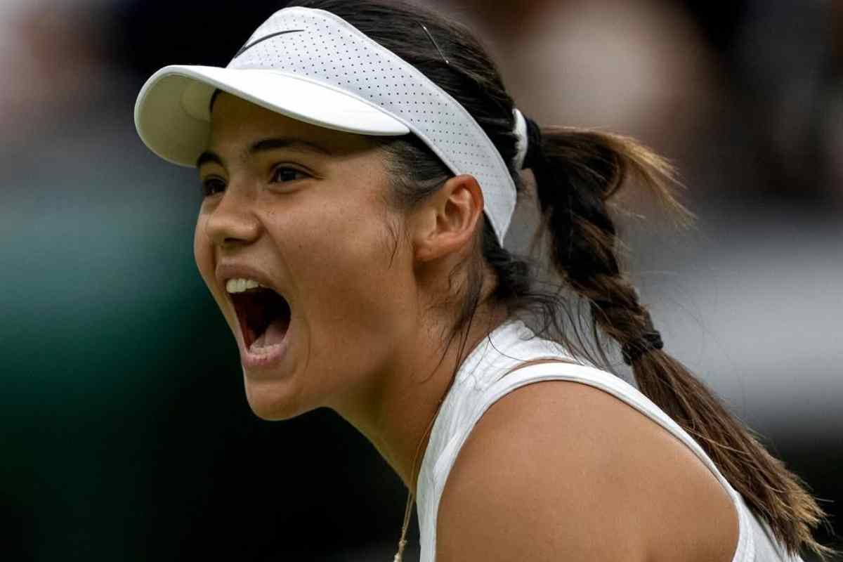 Emma Raducanu urla dopo un punto