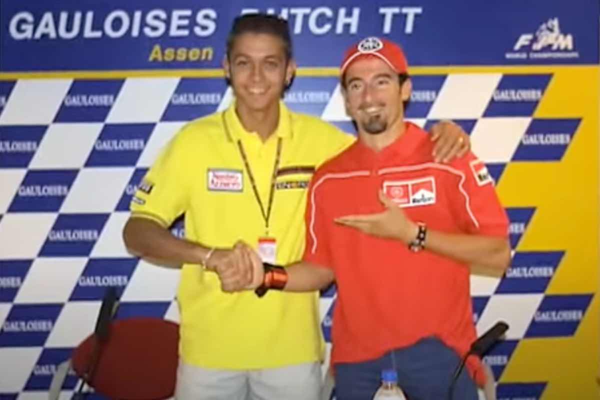Rossi e Biaggi si danno la mano