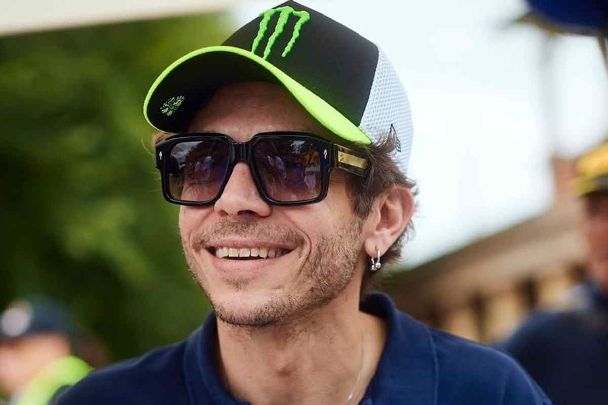 Valentino Rossi sorride con indosso gli occhiali da sole