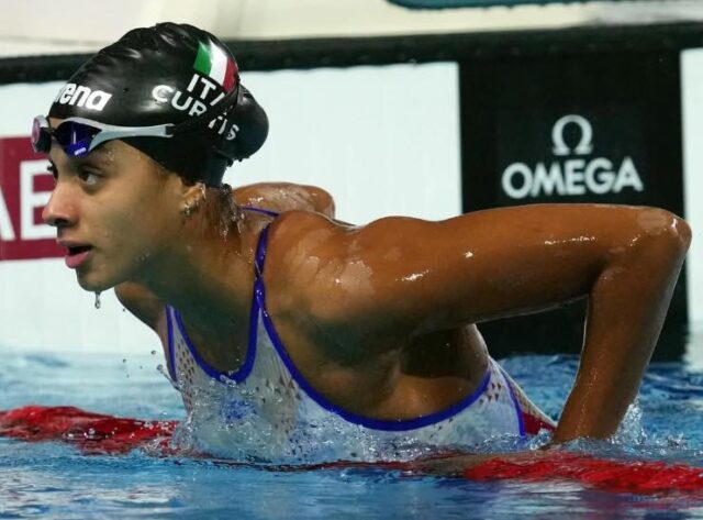 Sara Curtis in vasca