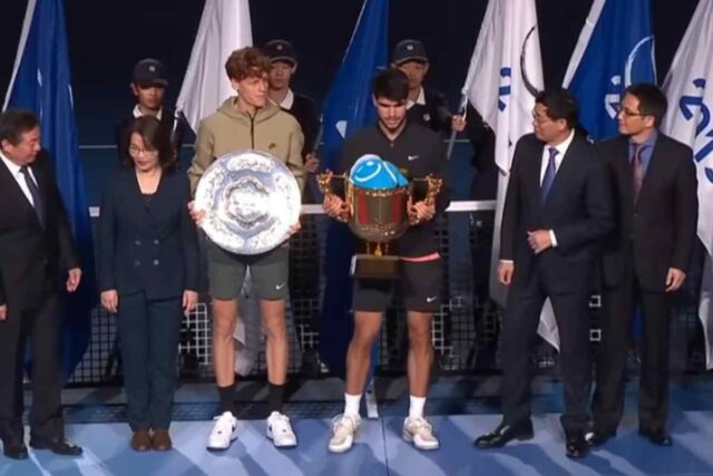 Jannik Sinner e Carlos Alcaraz dopo la finale del torneo di Pechino