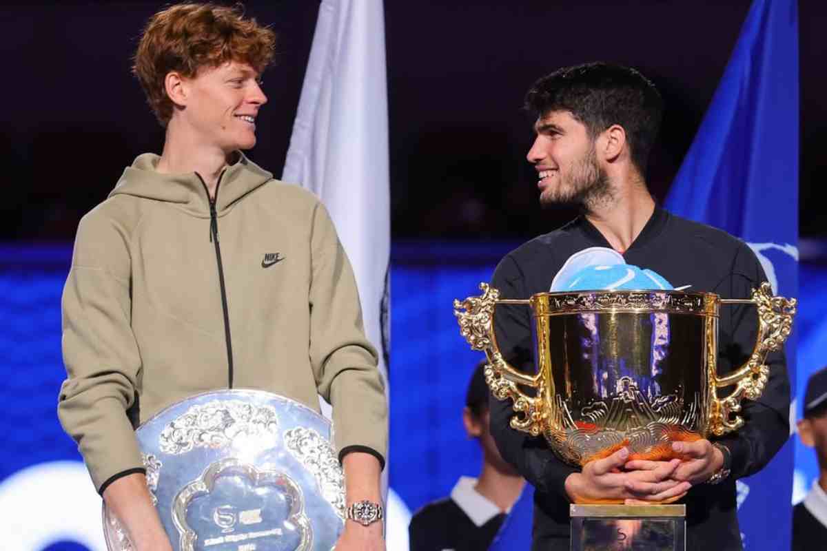 Jannik Sinner e Carlos Alcaraz dopo la finale di Pechino 2024