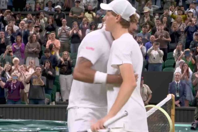 Jannik Sinner e Matteo Berrettini si salutano dopo il match a Wimbledon