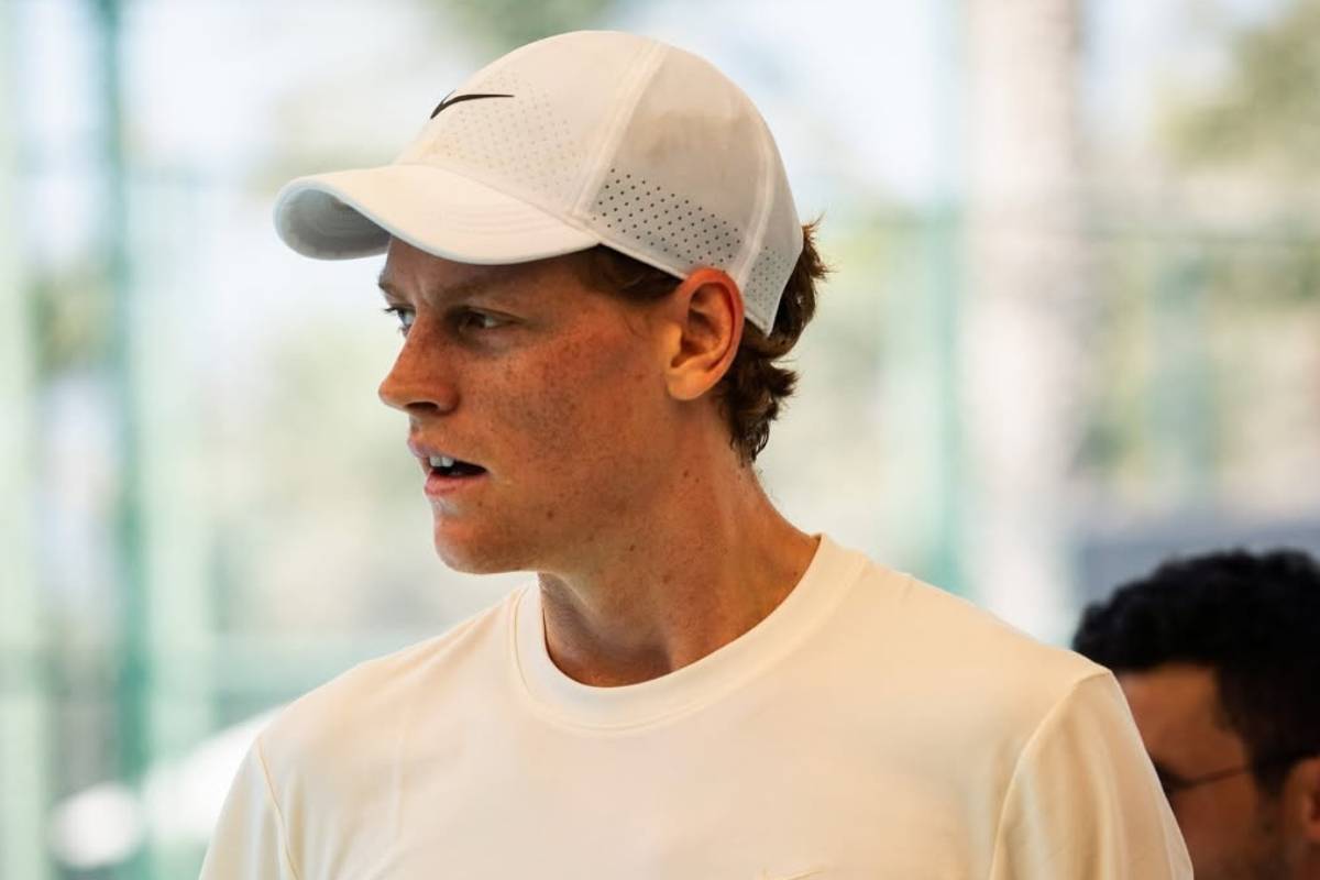 Jannik Sinner osserva perplesso 