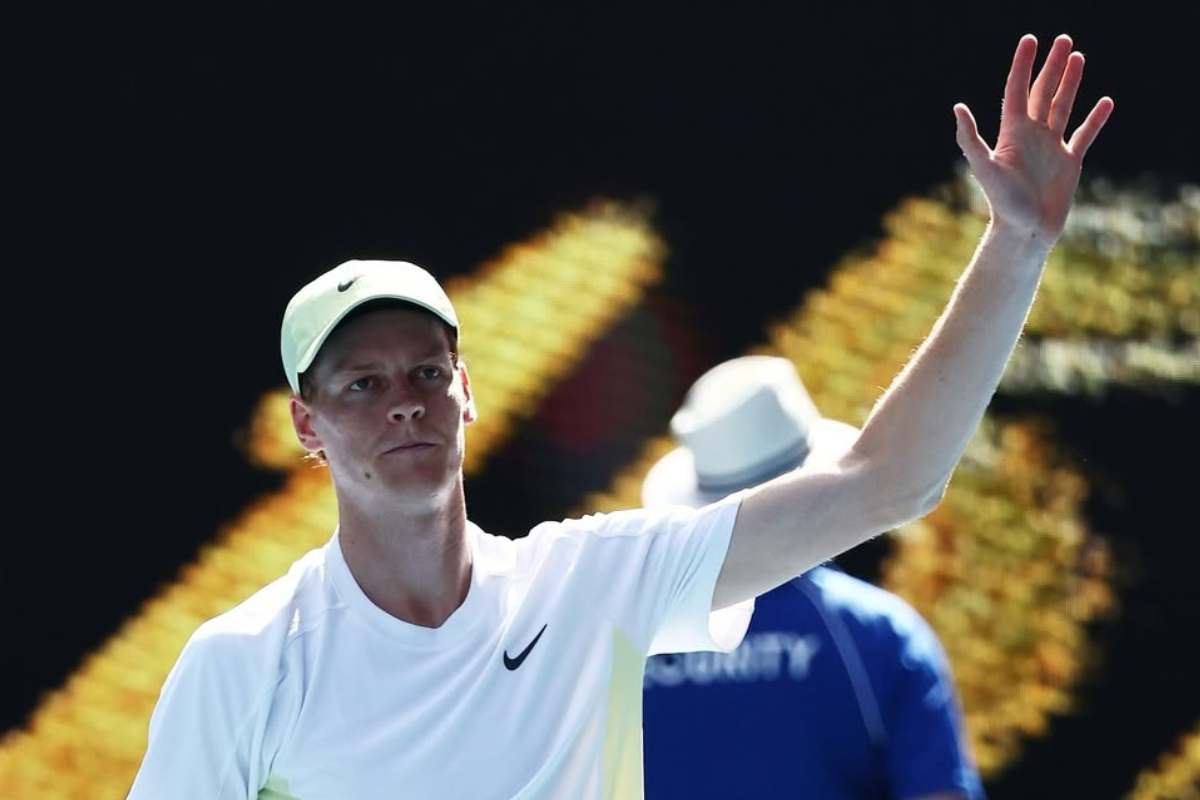 Jannik Sinner saluta il pubblico