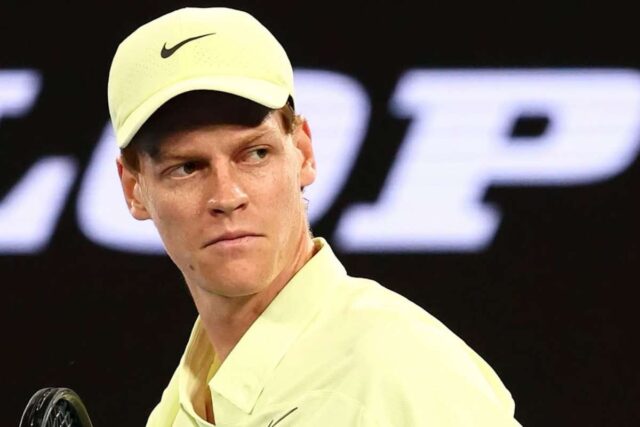 Jannik Sinner con lo sguardo perplesso