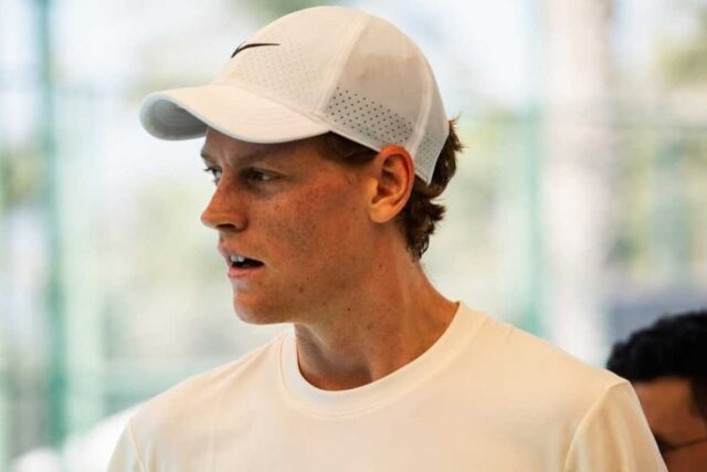 Jannik Sinner osserva perplesso